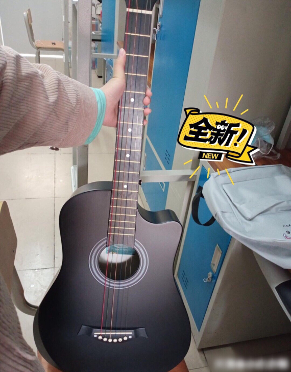 吉他朋友送的，自己也不会弹 被完整的封存起...