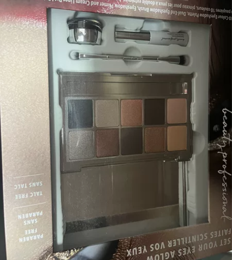 全新未开封，加拿大代购推荐，我也不了解牌子。50包邮，有眼影...