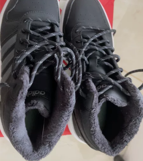 阿迪高帮二棉鞋  36码  全新 感兴趣的...