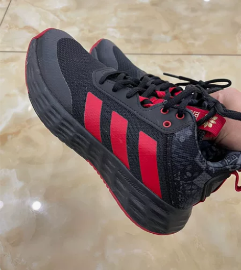 阿迪男童运动鞋 专柜买的，很舒服 孩子就穿...