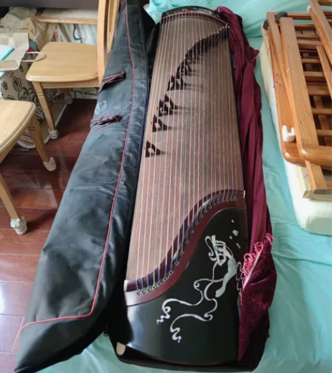 古筝 九成新 买来没弹几次就闲置了，带配件：琴架、谱架、防尘...