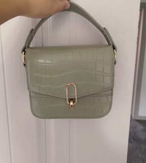 全新女士斜挎，手提包包，灰绿色，因搬家转闲...