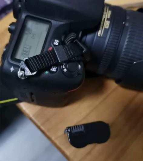 出售单反一台，同城自提，原装电板二块+充电...