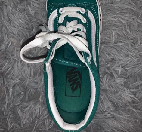 正品万斯vans鞋子 九成新 36 原价五百多 感兴趣的话点... 正品万斯vans鞋子 九成新 36 原价五百多 感兴趣的话点...