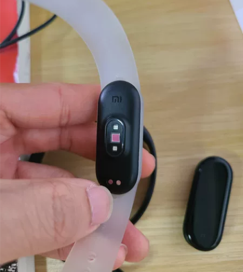 出一个小米手环5普通版，功能完美，已贴膜，...