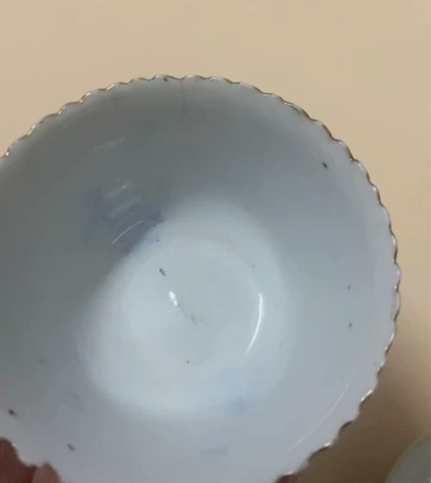 粉彩盖杯，两个一对，都有小许磕碰冲线，一起...