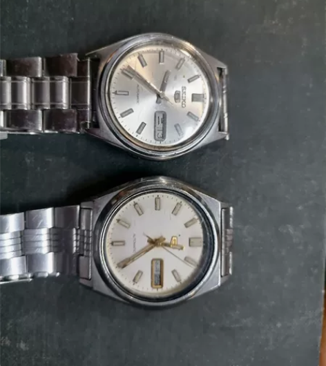 两只日本精工全自动手表都走其中金针的一只是...