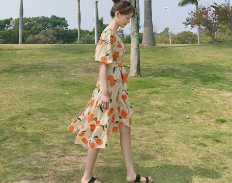 2019春秋甜美小清新V领收腰复古裙高腰碎...