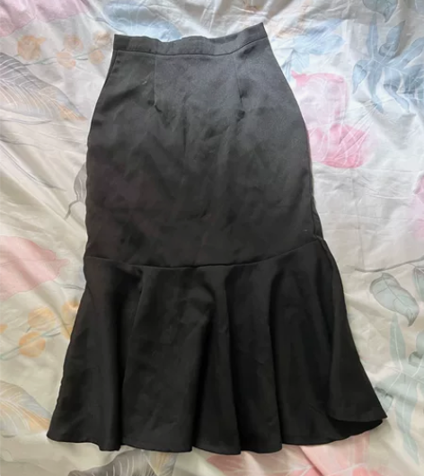 鱼尾裙全新，反光是灯光效果 感兴趣的话点“...