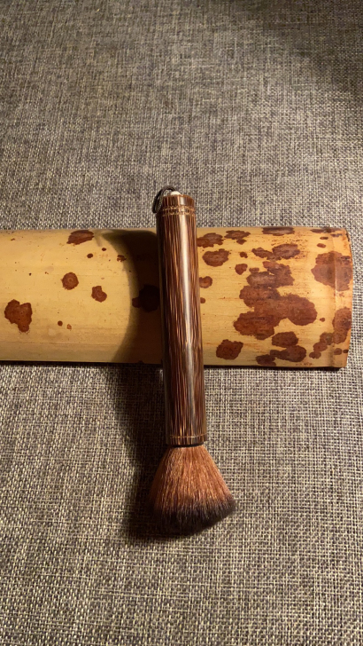 金丝竹养壶笔，这是我妈现在做的养壶笔，拿了...