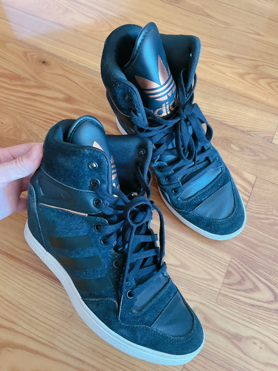 Adidas 黑色高帮鞋 百搭款