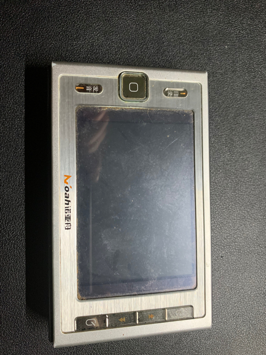 诺亚方舟学习机，适合给小孩用，没法打游戏看...