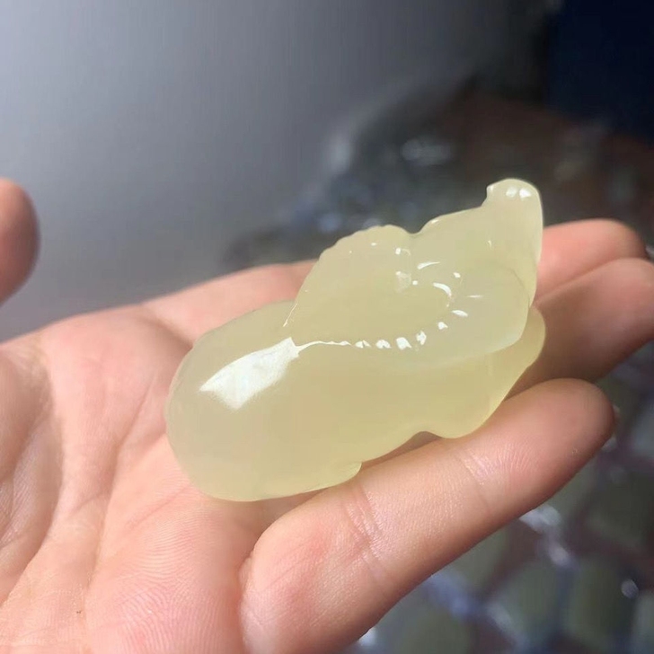 新疆天然玉石青白玉十二生肖牛吊坠手把件猫眼...