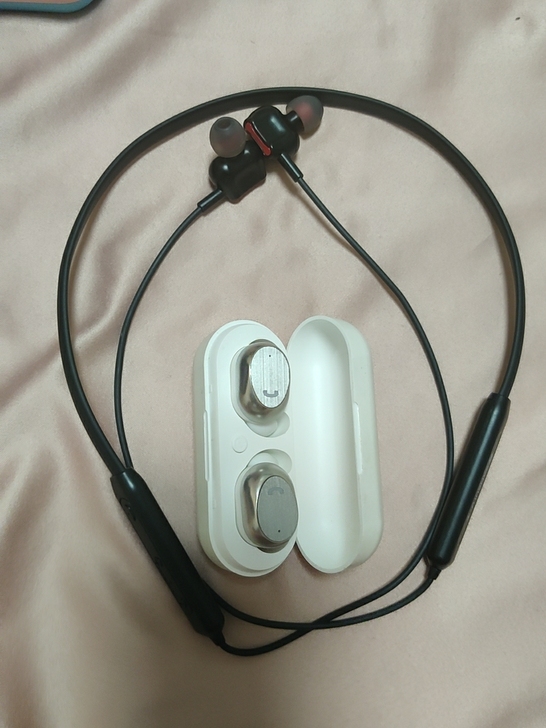 蓝牙耳机，一个 remax，一个山水，35...