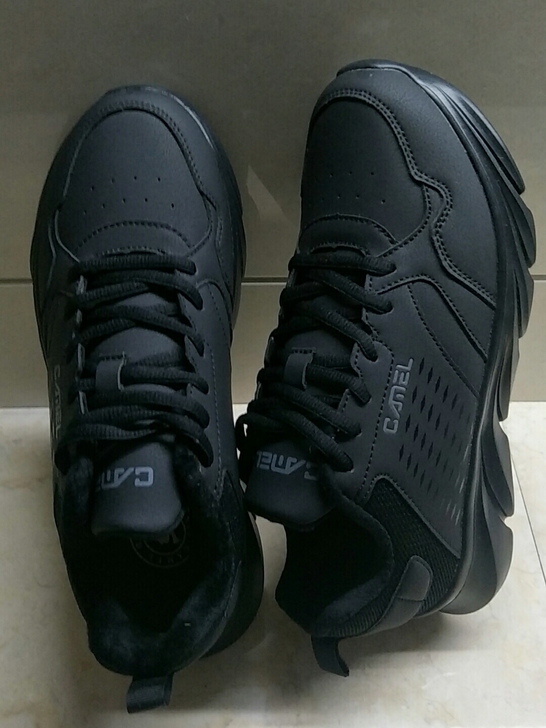 加绒。40码骆驼男鞋。内里有绒，鞋垫无绒。...