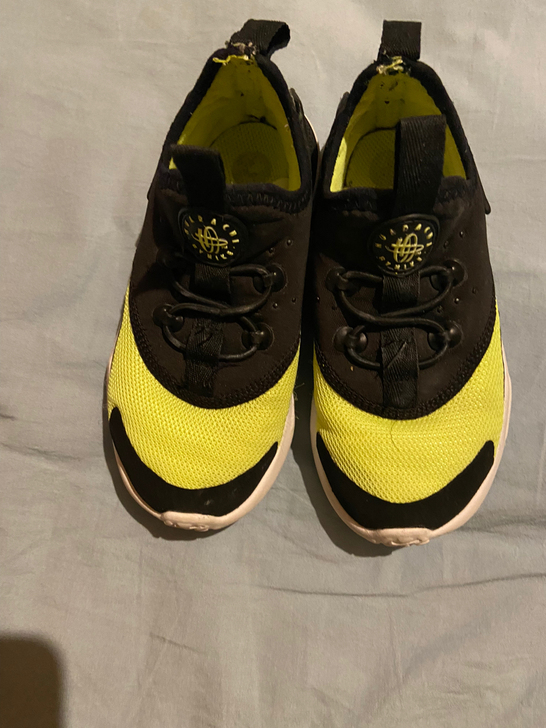 耐克9c运动鞋，内长15厘米，九成新，转给...