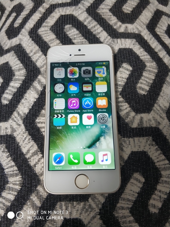 苹果5S 16G 外屏有裂痕，不影响使用，...