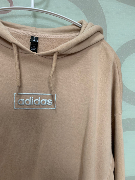 阿迪达斯旗舰店入手的，短款卫衣薄绒，上身很...