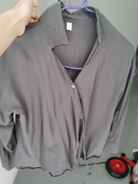 灰色衬衫边上有线可收腰 仅下水 买来180...