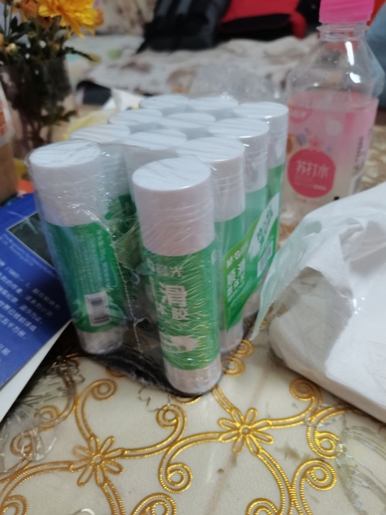 公司批发的，买多了，晨光固体胶，一盒12支...