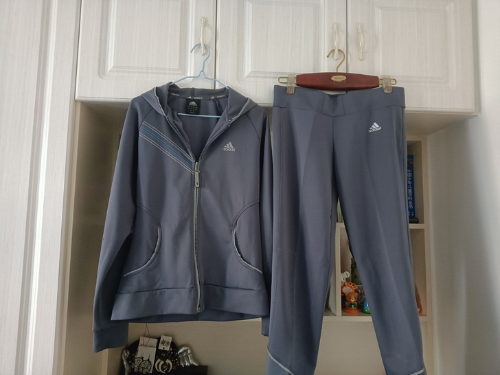 朋友送的一套中国制造的阿迪达斯运动服 穿过...