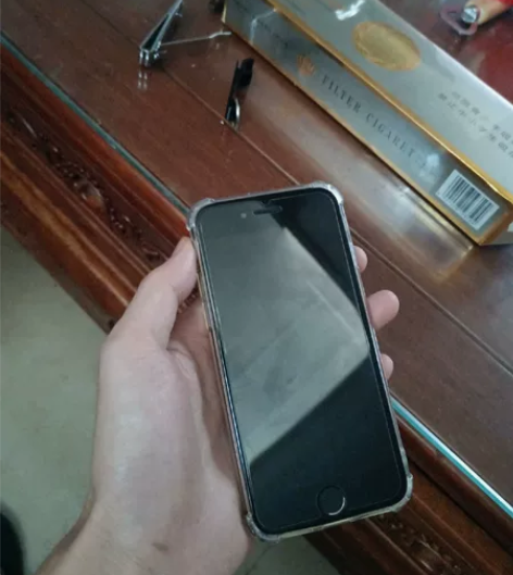 自用8代 64G 无锁 后盖碎一点 原装屏...