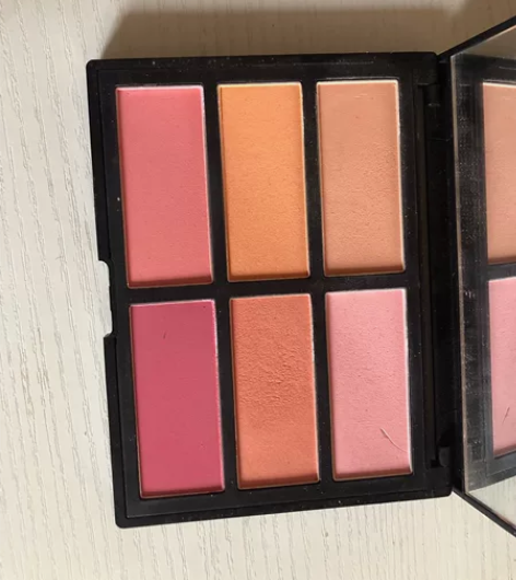 红与黑腮红盘九成新 感兴趣的话点“我想要”和我私聊吧～