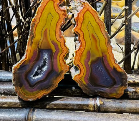 战国红玛瑙对石小摆件 原皮露肉 红黄飘黑三...