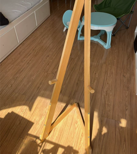 画架/展示架 9新 有两个，单价30一个 ...