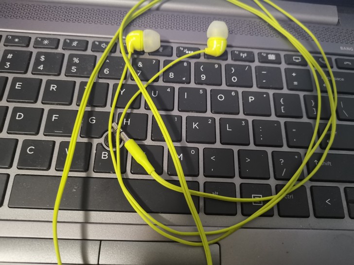 飞利浦小耳机，闲置，没咋用过。