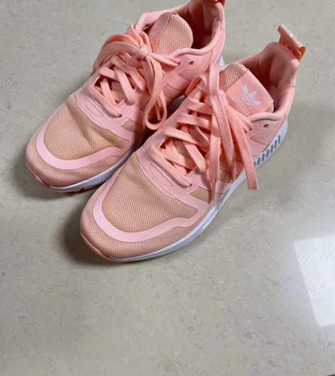 全新阿迪三叶草女大童运动鞋 看鞋底 只试穿...