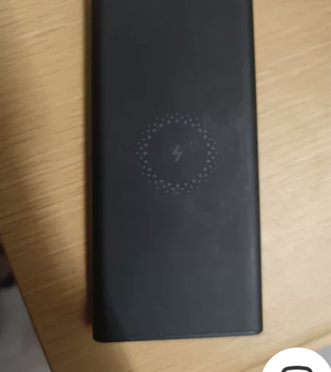 小米无线充电宝青春版，去年入手的有点小磕碰...