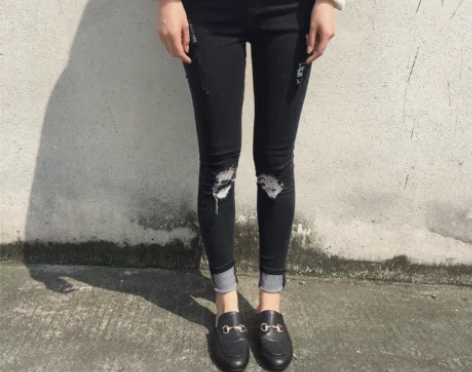 黑灰色修身磨破小脚牛仔裤 感兴趣的话点“我...