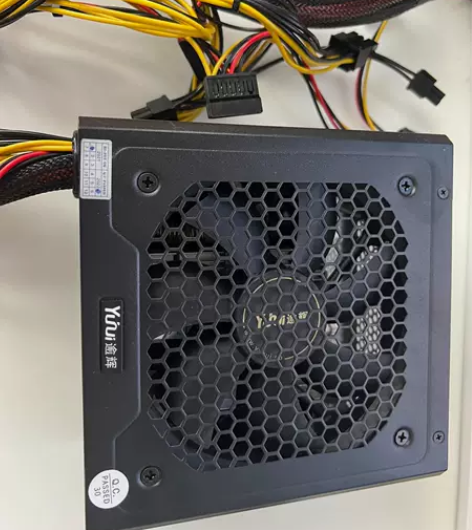 先马逾辉500w电源 几乎全新 上机没几天...