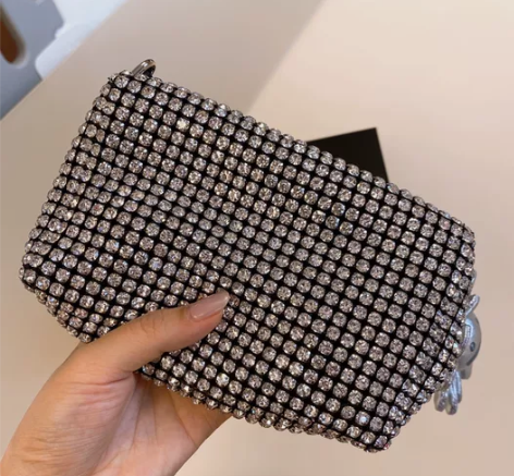 亚历山大王小号钻石包 之前很火的时候跟风买的 实际上除了拎出... 亚历山大王小号钻石包 之前很火的时候跟风买的 实际上除了拎出...