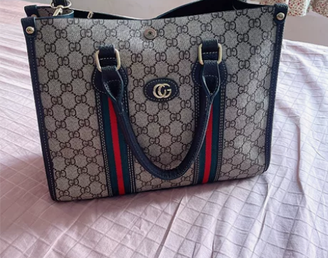 实体店购买 九成新的女士时尚包包 可以手拎...