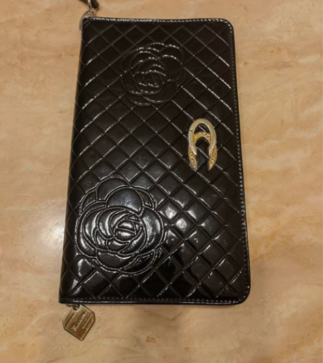 意尔康女士手拿包，真皮亮面实体店购入！ 1...