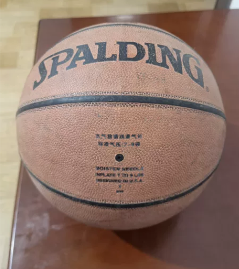 篮球，全新，放的时间长了，上面有些微污迹，...