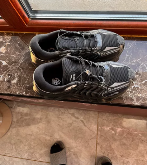 李宁几乎全新42号运动鞋 感兴趣的话点“我...