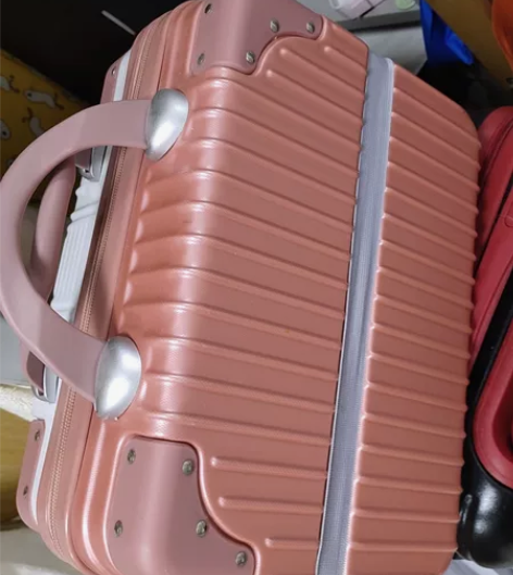 小行李箱实体店购入，可以挂在拉杆箱上的。拉...