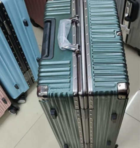 大号密码箱出售，带扣子的，有喜欢这个颜色的...