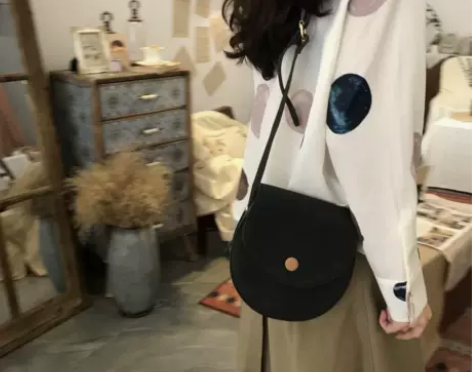 女包2022新款ins复古半圆翻盖斜挎包简...