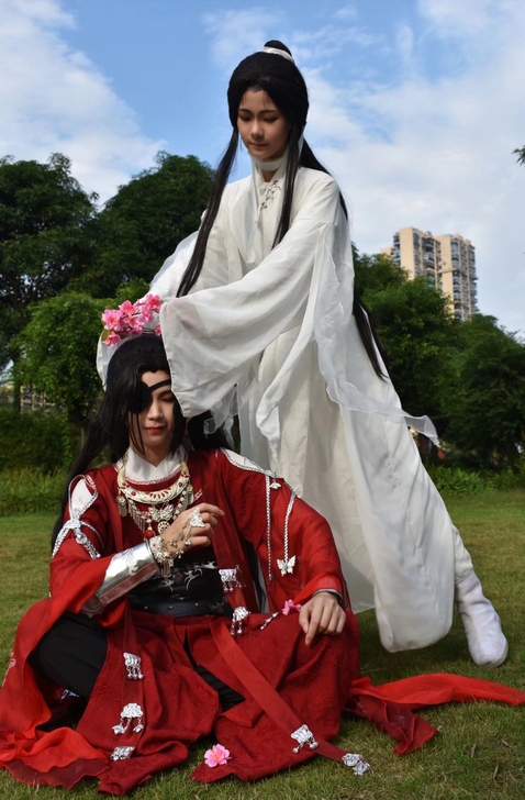 出一套霓裳家的花城c服，有假发无鞋子，有瑕疵