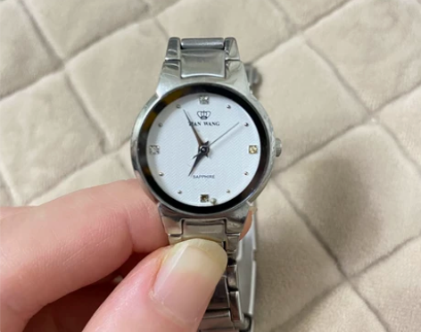 天王手表，装上电池完全正常使用。 表盘上有...