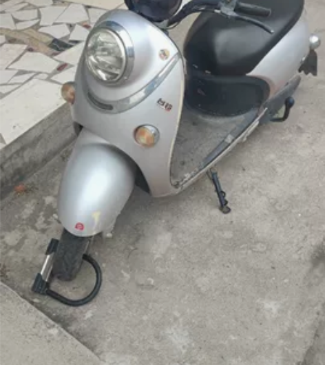 台铃电动车，右边手捏刹车需要维修下，下保险...