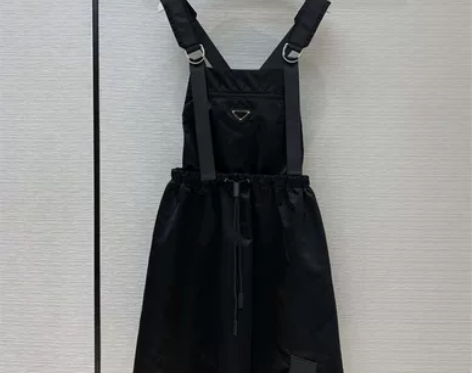 正确版欧货潮牌21早春新款三角标松紧腰可调节背带裙 感兴趣...