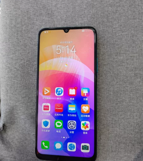 华为畅享20，配置6+128，后盖有点老化...