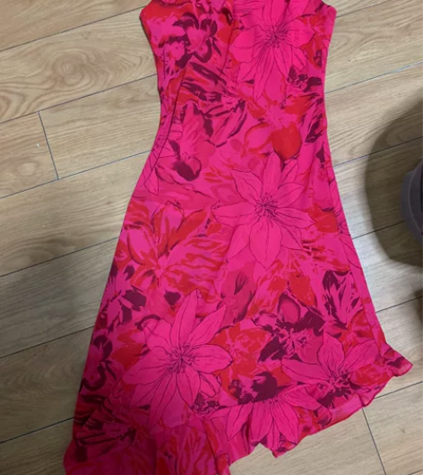 美国Max studio 荷叶边，成色如图...