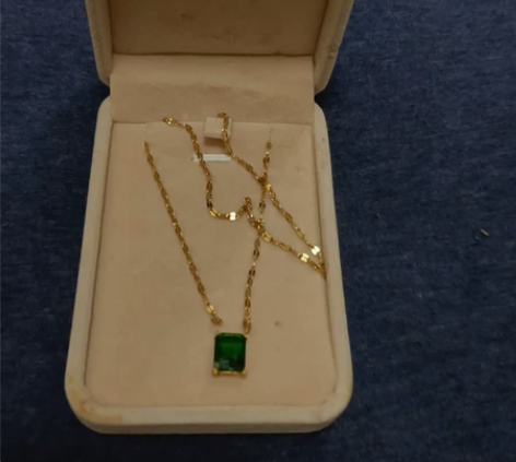 女士镀金项链。配衬衣配裙子配毛衣都可以，美...