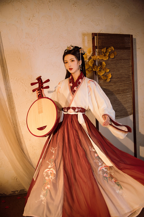 缪娜苏 民族装舞台装 价格可商议